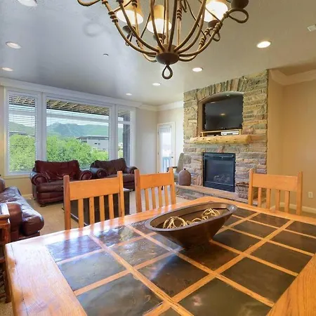 Lakeside Escape 1 Bedroom With Resort Amenities